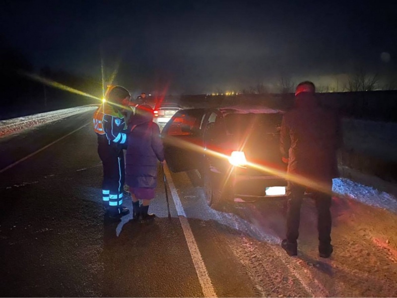Замерзающих пассажиров автобуса спасли на трассе в Самарской области