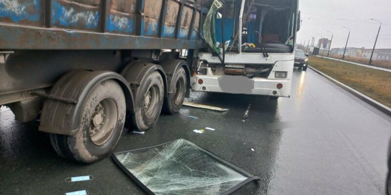 Автобус с 40 работниками завода столкнулся с грузовиком в Тольятти