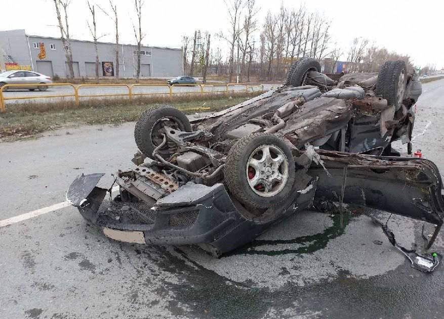 На Борковской в Тольятти перевернулся Mercedes, пострадала молодая девушка