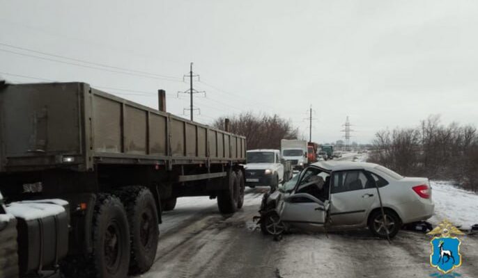 В Самарской области автомобиль с детьми попал в страшную аварию, в которой погиб человек