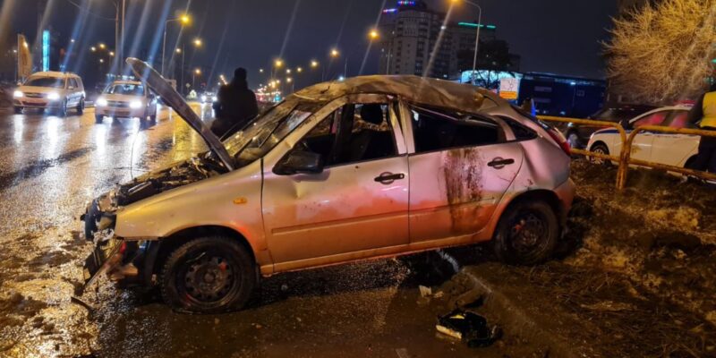 Автомобиль насмерть сбил женщину и перевернулся на дороге в Тольятти