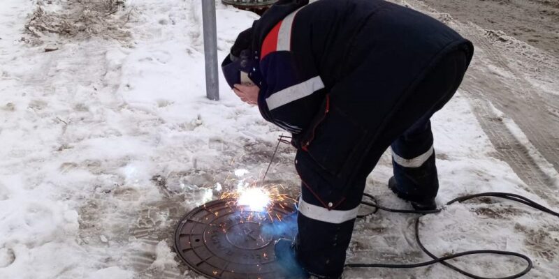 В Тольятти заваривают канализационные колодцы