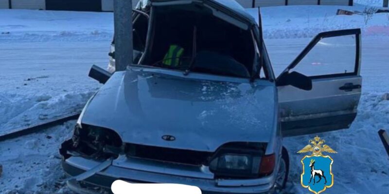 В Тольятти водитель автомобиля столкнулся с опорой и был госпитализирован