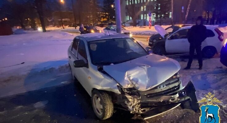 В аварии трех автомобилей в Тольятти пострадал человек