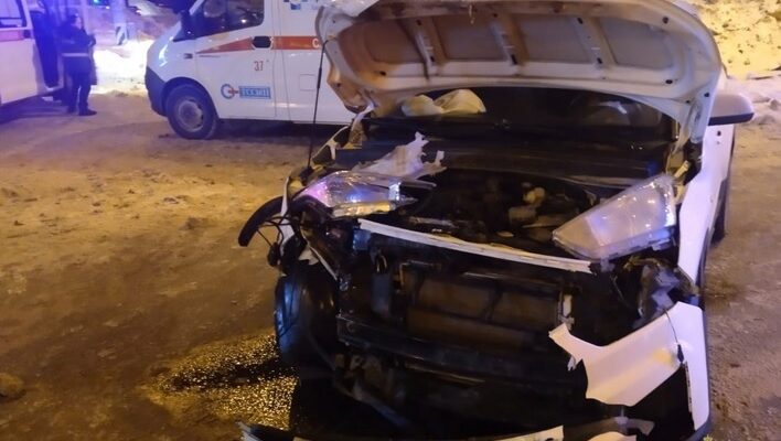 На перекрестке в Тольятти пострадали три человека в результате аварии