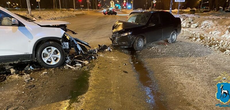 В Тольятти водители пострадали в ДТП на встречной полосе движения