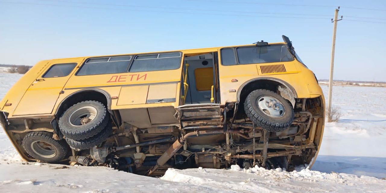 Автобус с детьми перевернулся на трассе в Самарской области